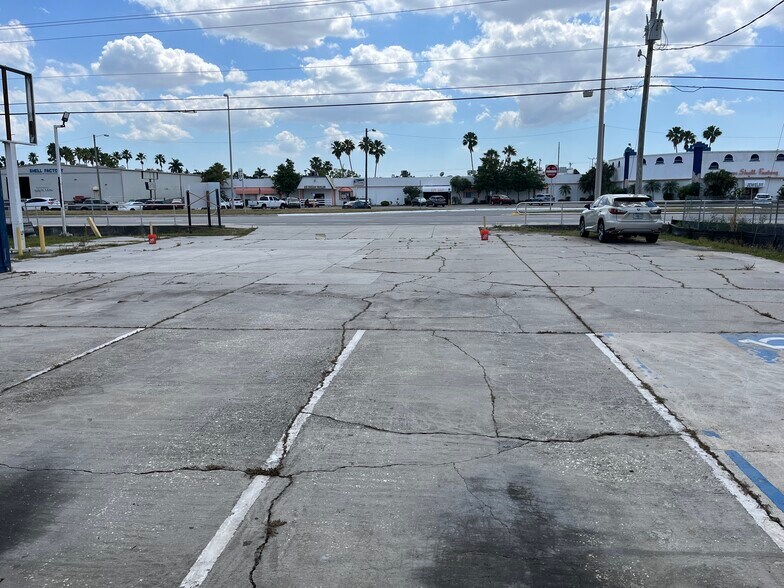 More Photos Of 2790 N Tamiami Trl, North Fort Myers Convenience Store For Sale