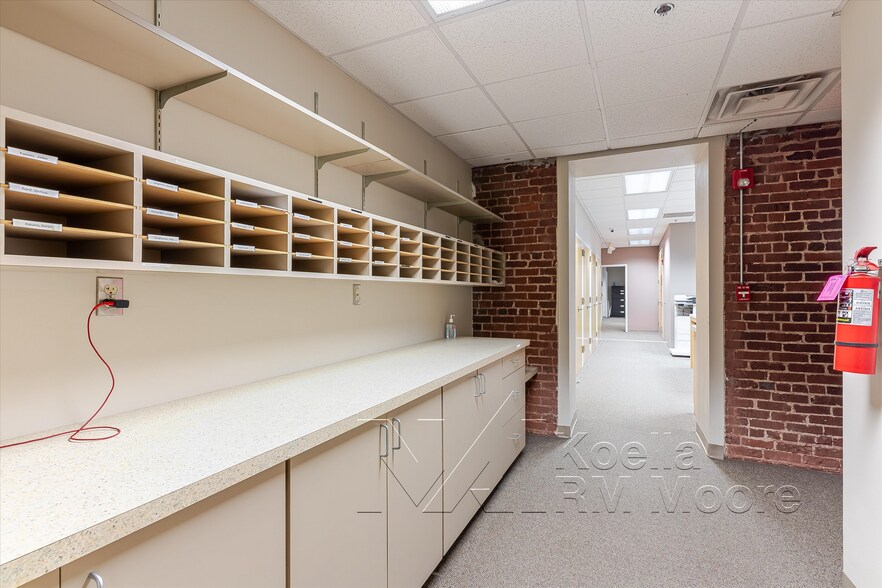 More Photos Of 17 Market Sq, Knoxville Storefront Retail Office For Sale