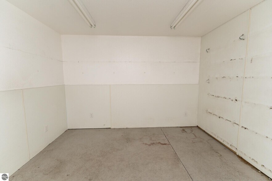 More Photos Of 910 Industrial Dr, Mount Pleasant Warehouse For Sale