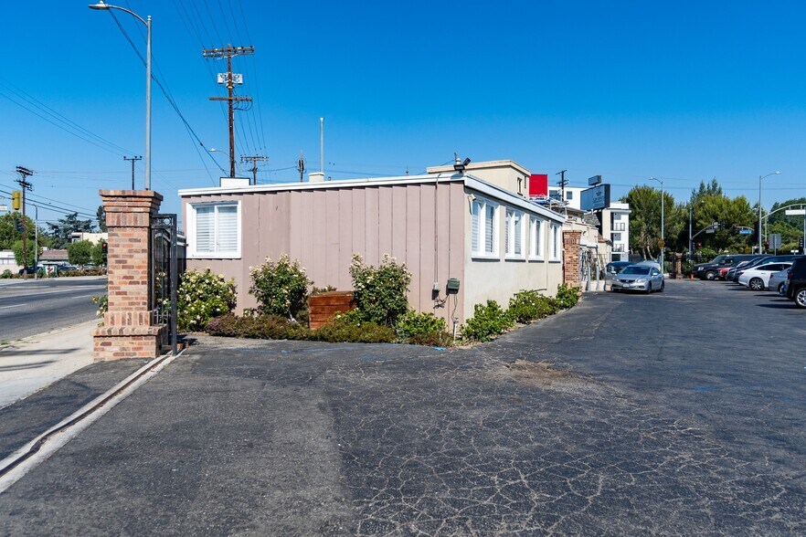 More Photos Of 6000 Woodman Ave, Van Nuys General Retail For Sale