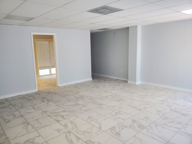 More Photos Of 2015 S Tuttle Ave, Sarasota Medical For Sale