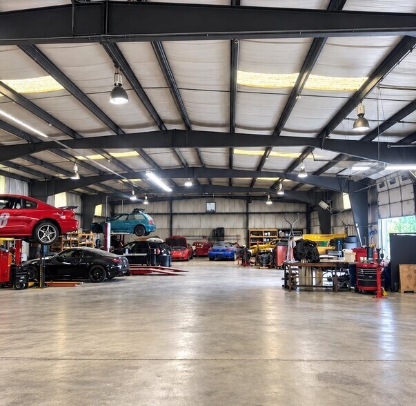 More Photos Of 663-679 Dawson Dr, Newark Warehouse For Lease