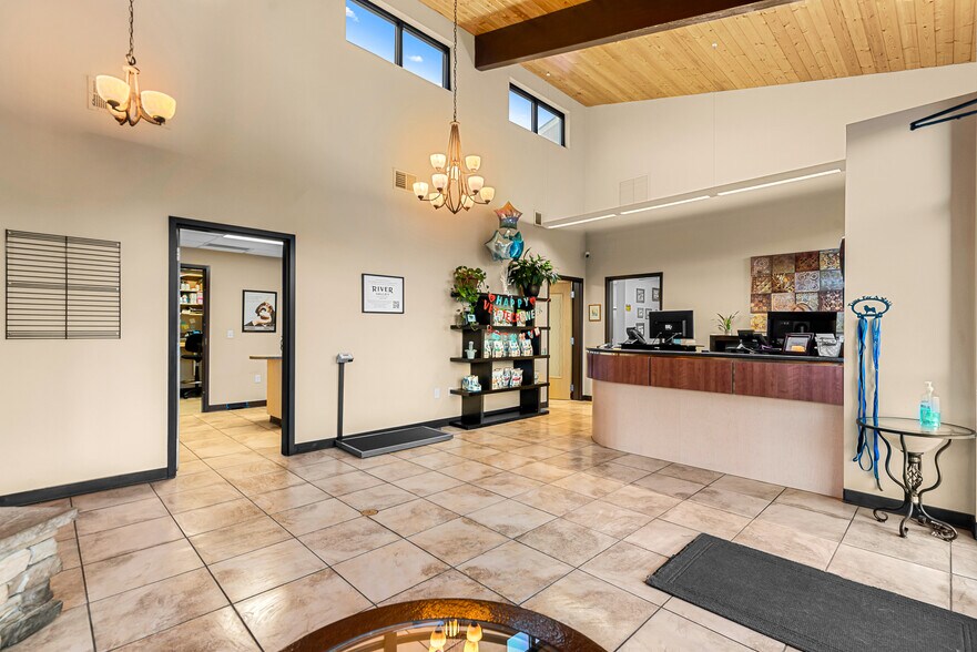 More Photos Of 10 N Chelan Ave, Wenatchee Veterinarian Kennel For Lease