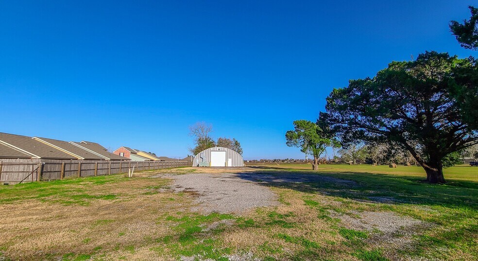 More Photos Of 282 Rees St, Breaux Bridge Light Distribution For Sale