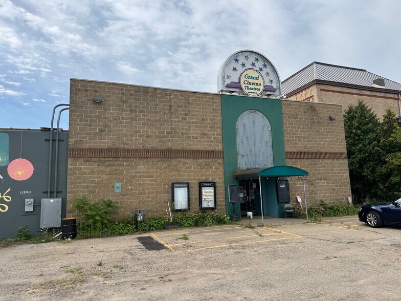 More Photos Of 208 Wolf River Plz, New London Sports And Entertainment For Sale
