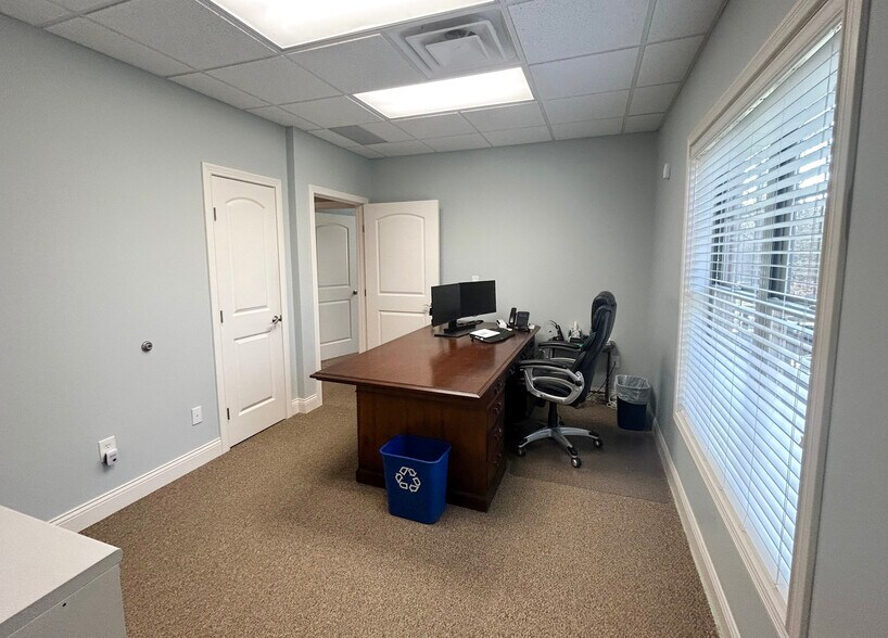 More Photos Of 5082-5086 Wooster Rd, Cincinnati Medical For Sale