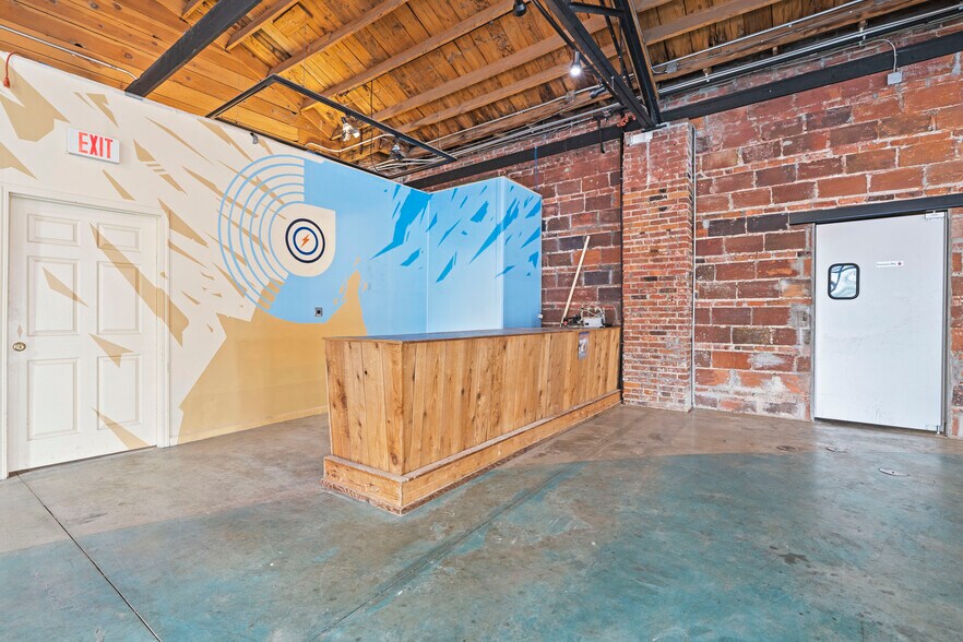 More Photos Of 1814 Oak St, Kansas City General Retail For Lease