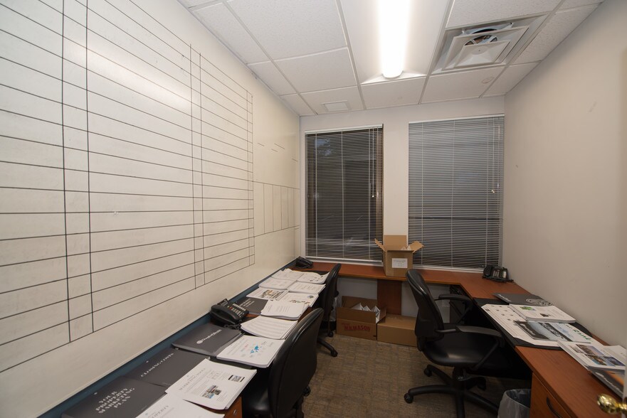 More Photos Of 996 W Jericho Tpke, Smithtown Office For Lease