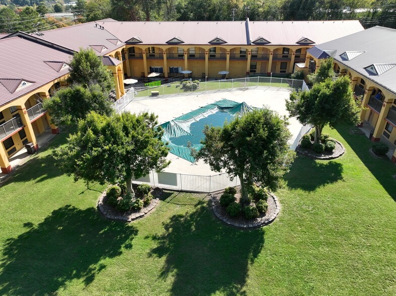 More Photos Of 1507 N Tibbs Rd, Dalton Hotel For Sale