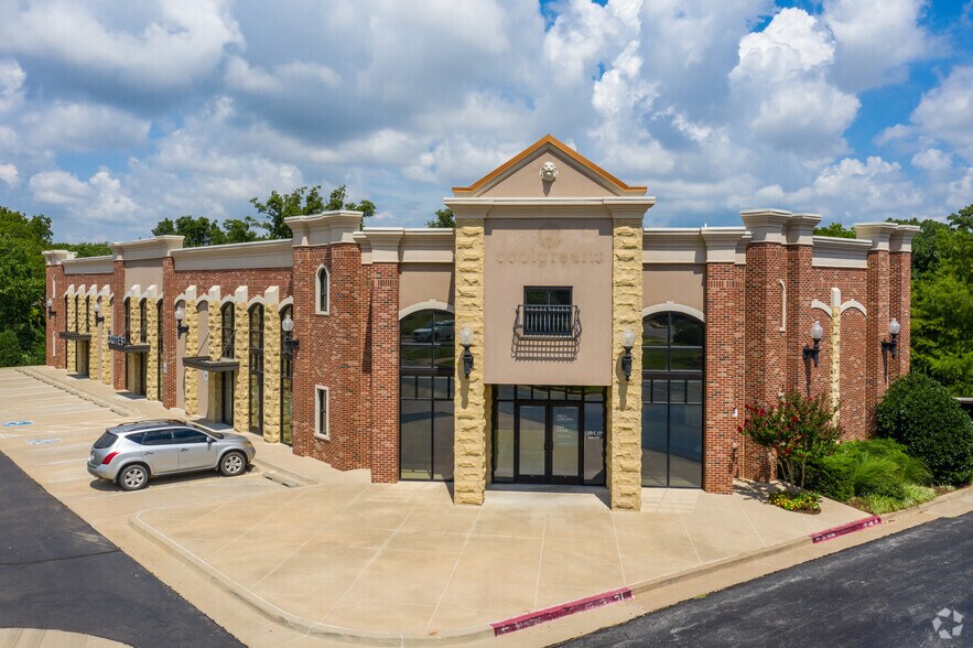 More Photos Of 1489 E 15th St, Edmond Unknown For Lease