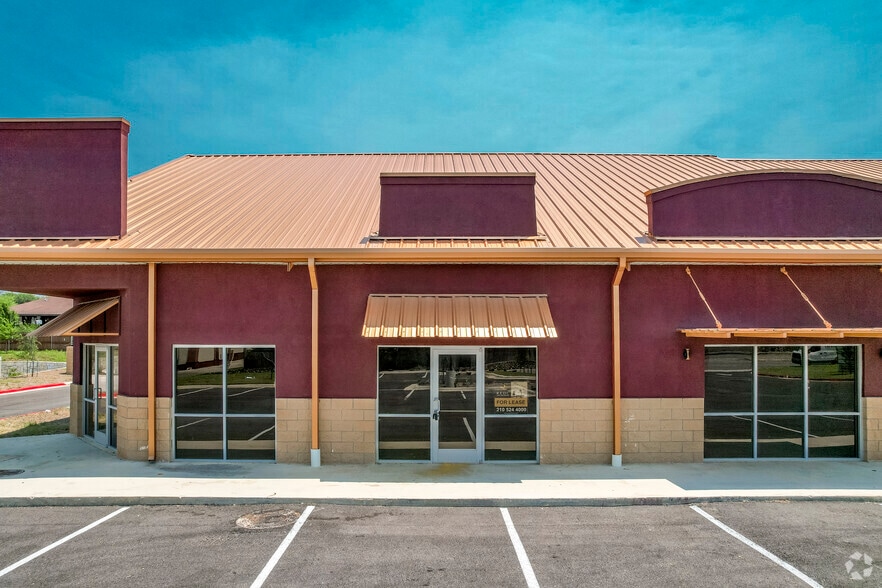 More Photos Of 2009 S Walnut Ave, New Braunfels Storefront For Lease