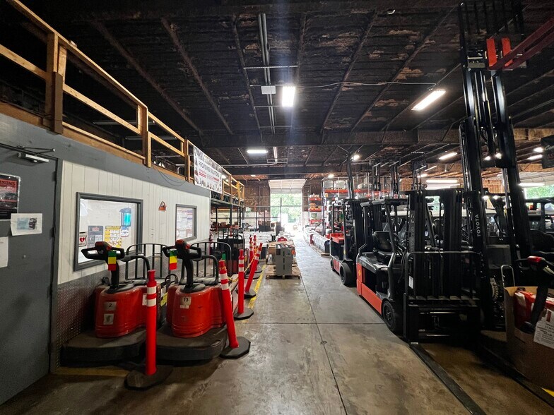 More Photos Of 560 Cynthia St, Jacksonville Warehouse For Sale