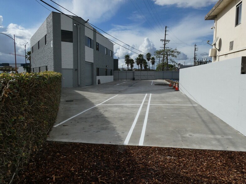 More Photos Of 3500 N San Fernando Blvd, Burbank Flex For Lease