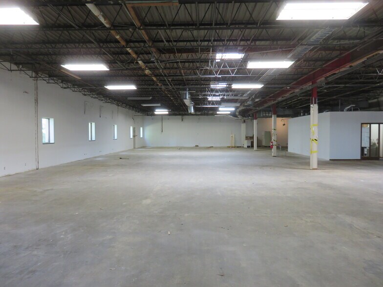 More Photos Of 800 E 10th St E, Hastings Manufacturing For Lease