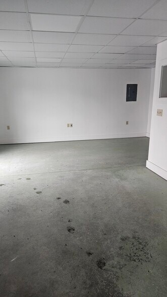 More Photos Of 52 Vfw Dr, Hyde Park Light Manufacturing For Lease