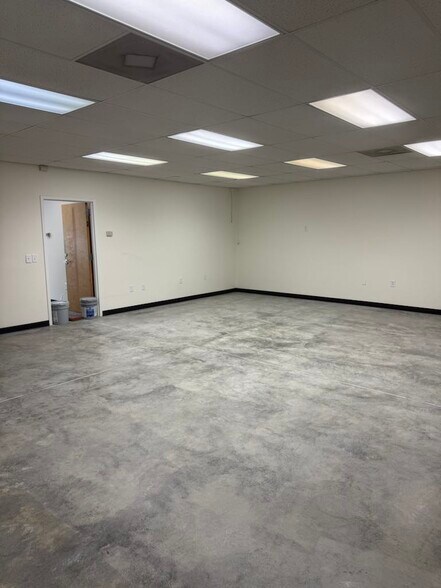 More Photos Of 330-344 Springhill Farm Rd, Fort Mill Light Distribution For Sale