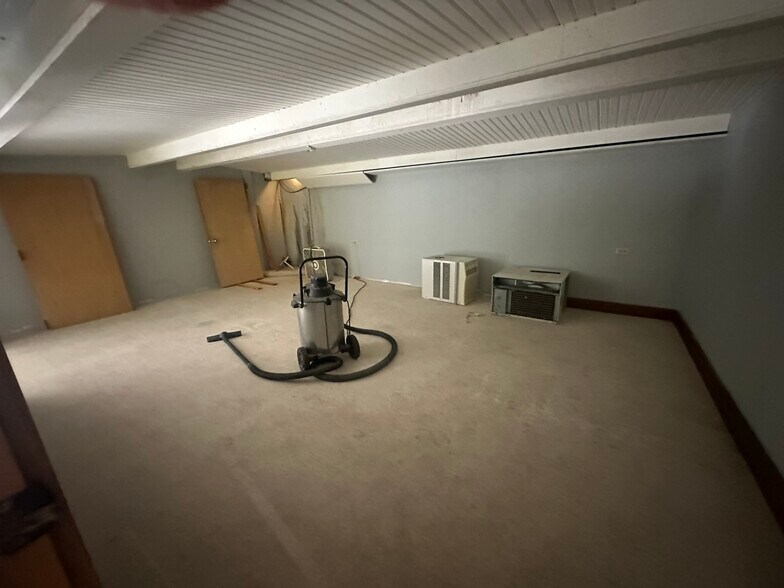 More Photos Of 10 Hangar Rd, Vineyard Haven Warehouse For Lease