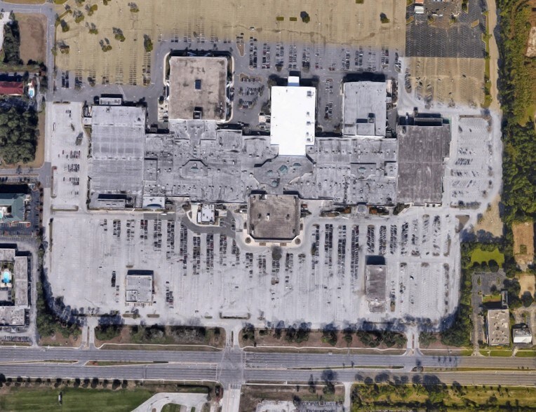 More Photos Of 1700 W International Speedway Blvd, Daytona Beach Department Store For Sale