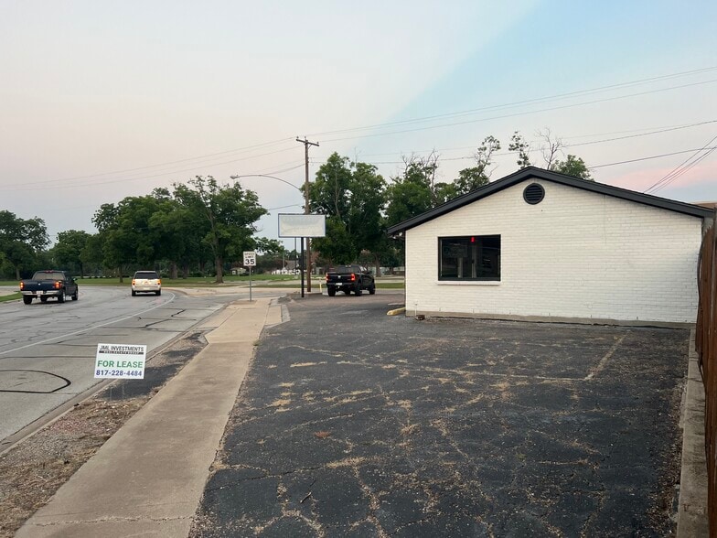 More Photos Of 418 W Chambers St, Cleburne Office For Lease