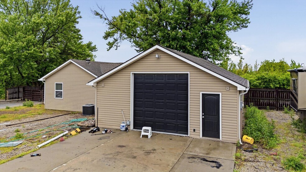 More Photos Of 2450 NW Lowenstein Dr, Lee's Summit Flex For Sale