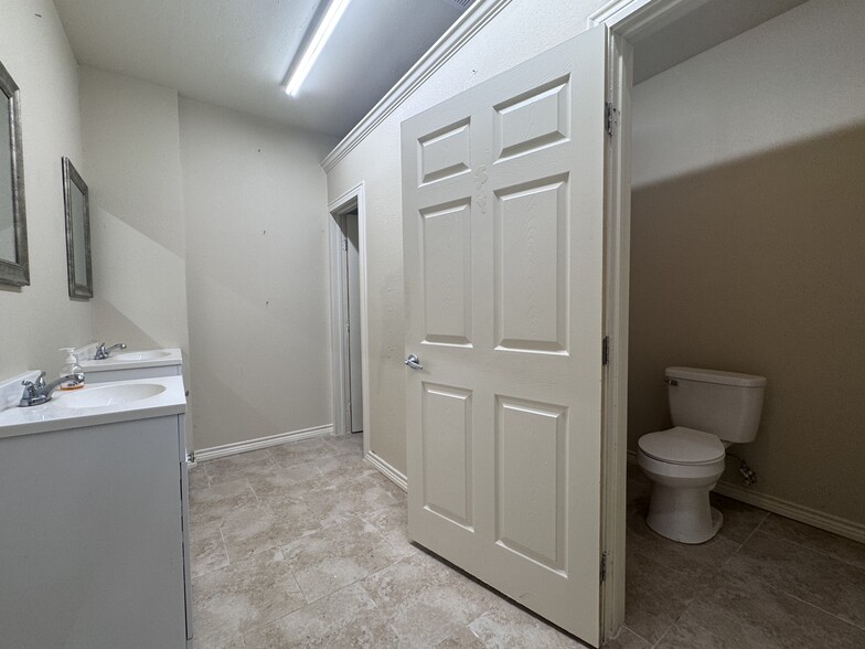 More Photos Of 4200 42nd St, Dickinson Freestanding For Sale