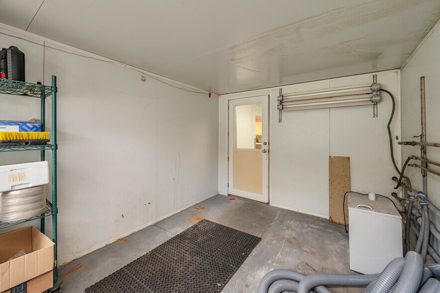 More Photos Of 174 NW 9th ave, Mulberry Distribution For Sale