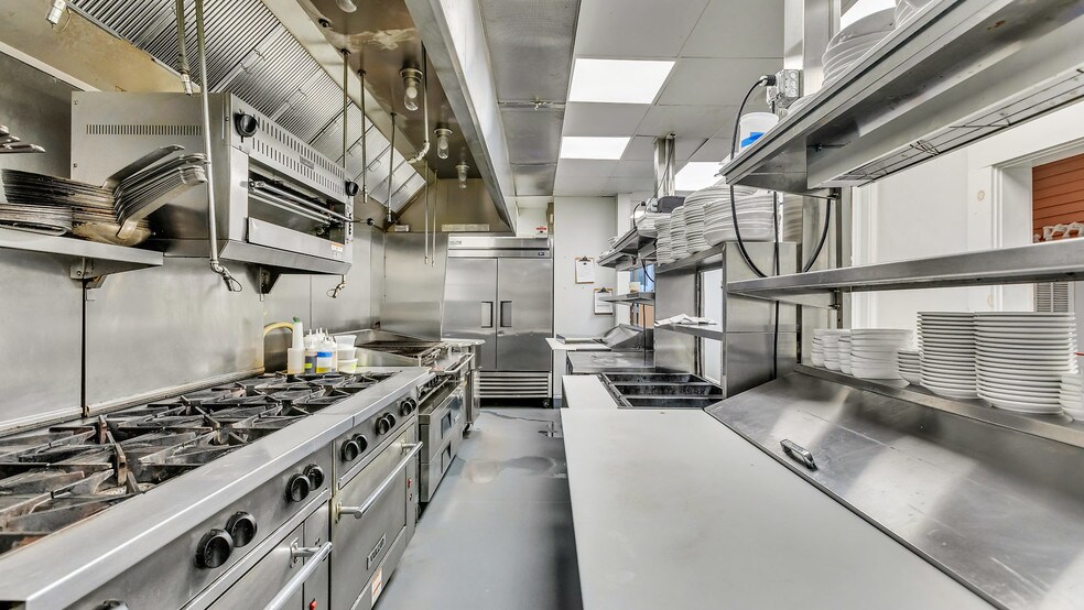 More Photos Of 119 E 37th St, Savannah Restaurant For Sale