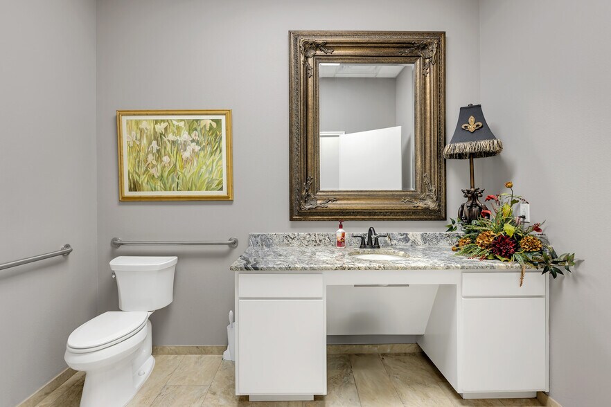 More Photos Of 501 E 7th St, Odessa Office For Sale