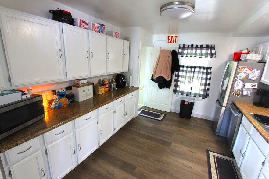 More Photos Of 1757 Main St, Green Bay Storefront Retail Office For Sale