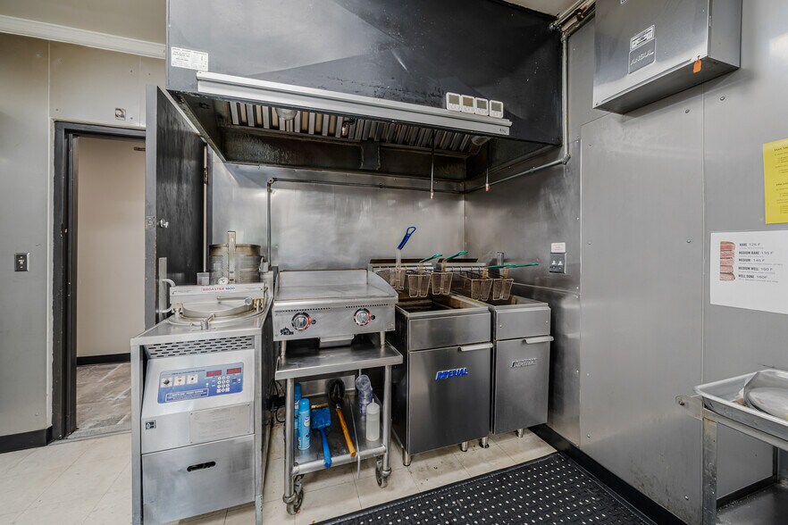 More Photos Of 689 Broadway, Berlin Restaurant For Sale