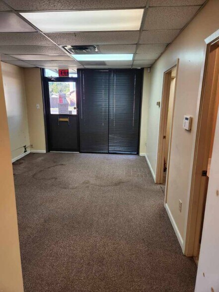More Photos Of 502 Twin Bridges Rd, Alexandria Self Storage For Lease