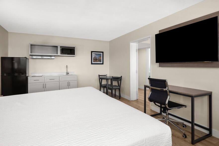 More Photos Of 1093 Airport Rd, Imperial Hotel For Sale