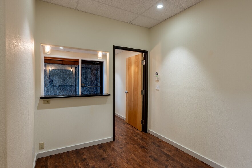 More Photos Of 2757 NW 7th St, Redmond Storefront Retail Office For Lease