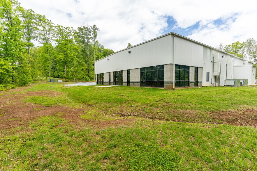 More Photos Of 1053 E London Park Dr, Forest Service For Lease