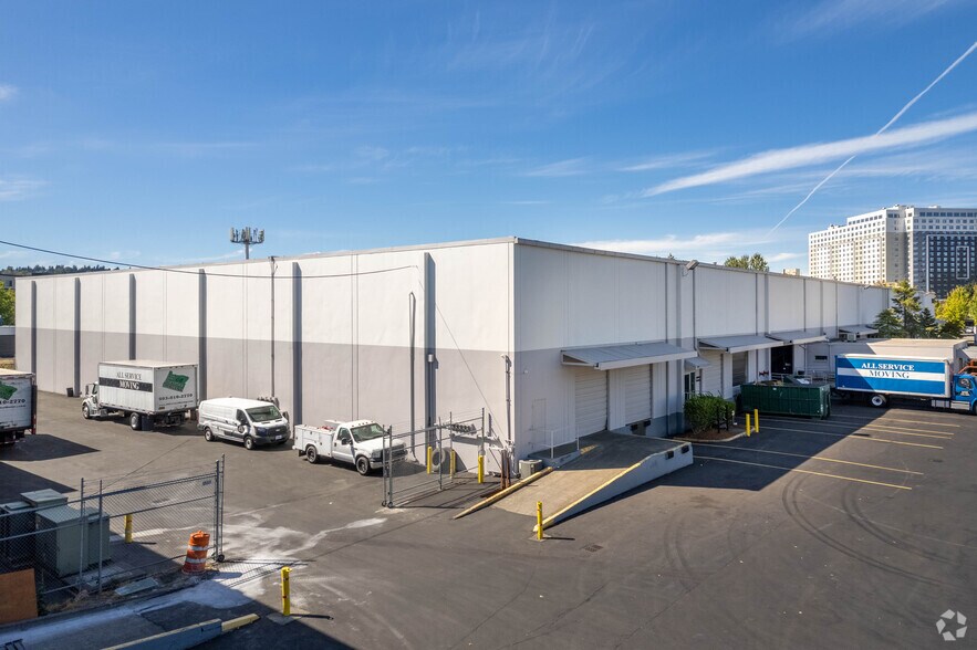 More Photos Of 551-567 Strander Blvd, Tukwila Warehouse For Lease