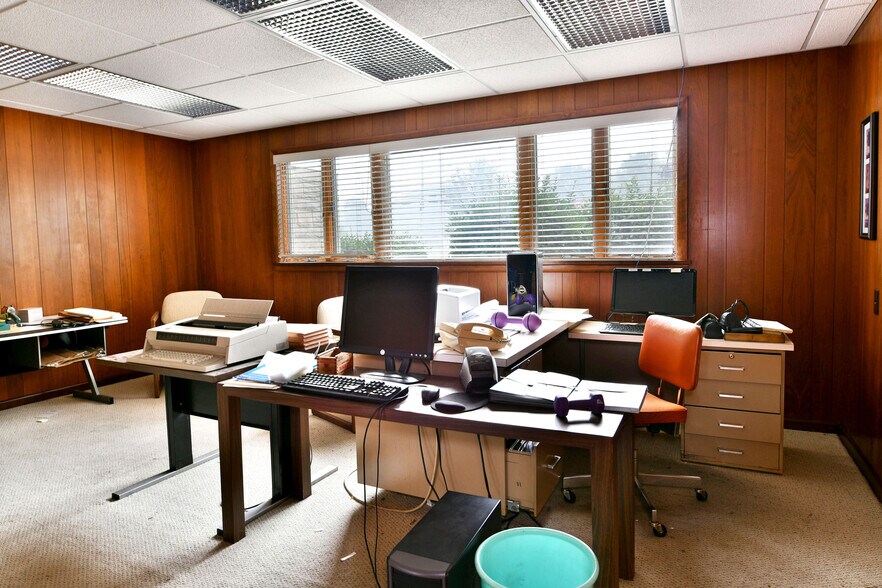 More Photos Of 696 Valley View Dr, Brookfield Office For Sale