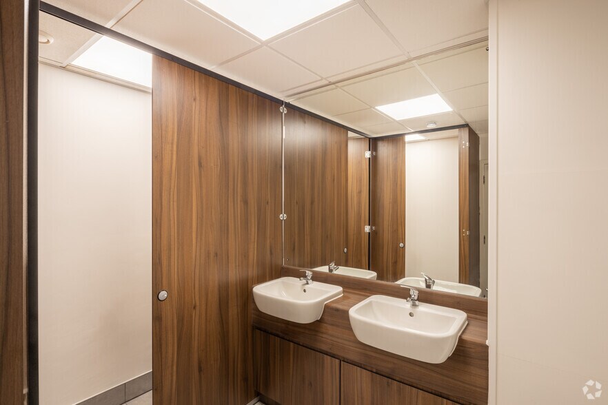 More Photos Of Laporte Way, Luton Distribution For Lease