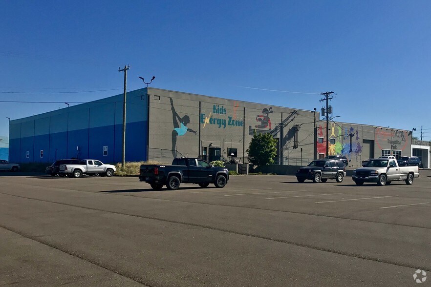 More Photos Of 925 N Lapeer Rd, Oxford General Retail For Lease