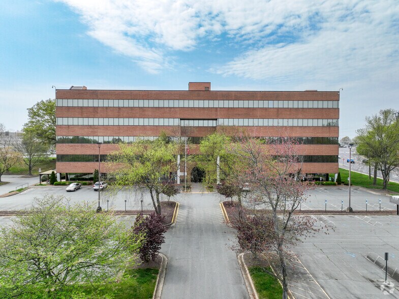 More Photos Of 799 Hanes Mall Blvd, Winston-Salem Office For Lease