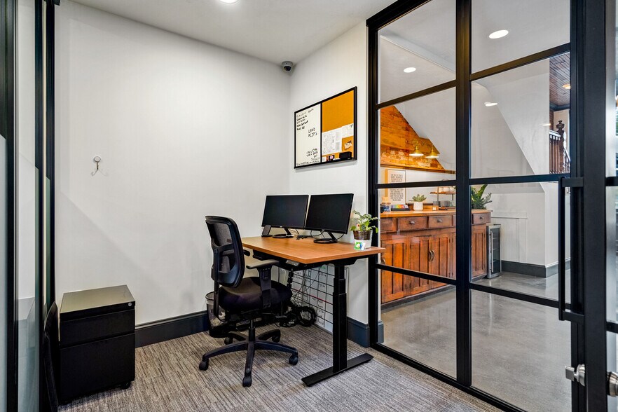 More Photos Of 144 S Main St, Independence Storefront Retail Office For Sale