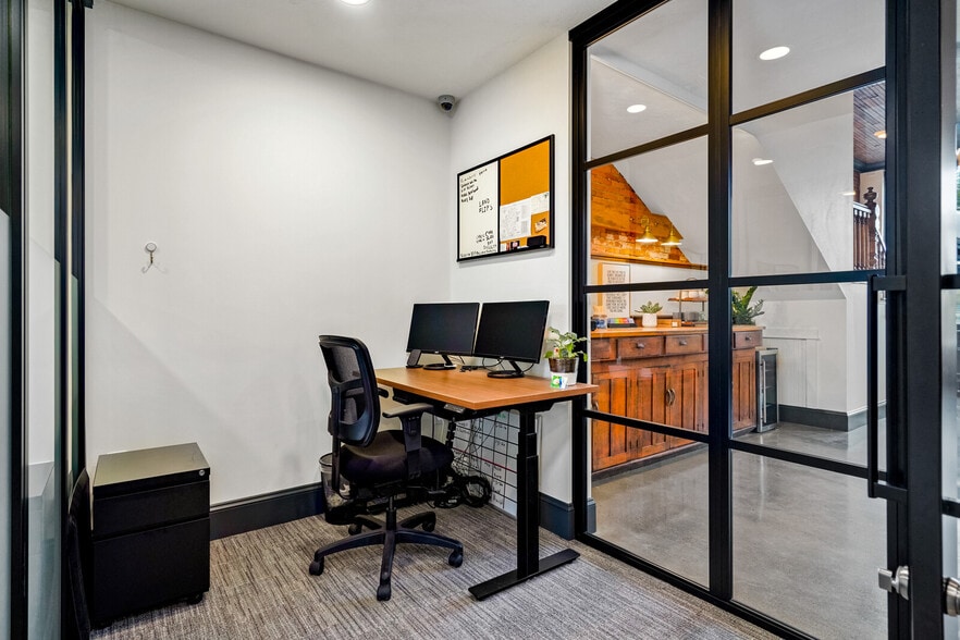 More Photos Of 144 S Main St, Independence Storefront Retail Office For Sale