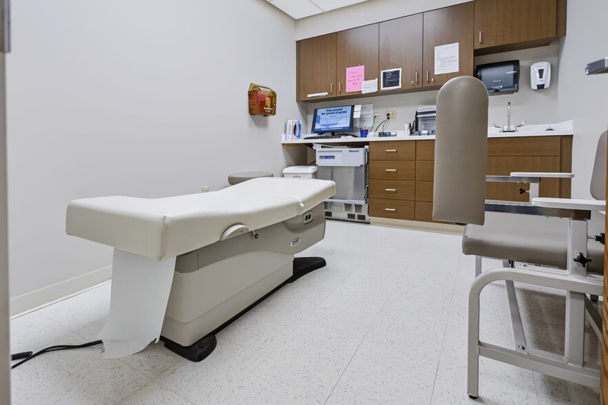 More Photos Of 1377 Locust Ave, Fairmont Medical For Sale