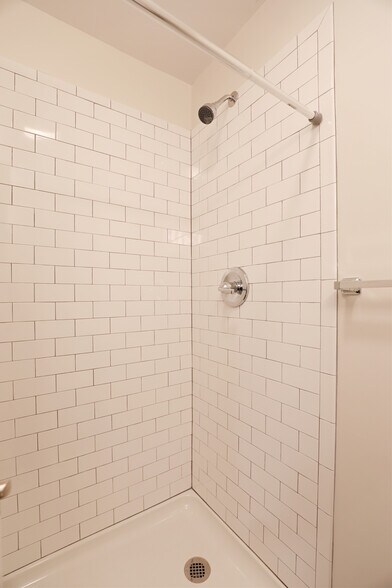 More Photos Of 669 Broadway, Ulster Park Hotel For Sale