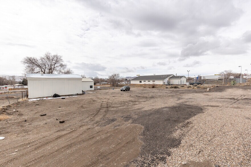 More Photos Of 1120 Chestnut St, Carlin Light Distribution For Sale