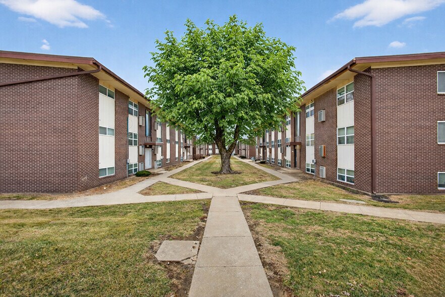 More Photos Of 1121 N College Dr, Maryville Apartments For Sale