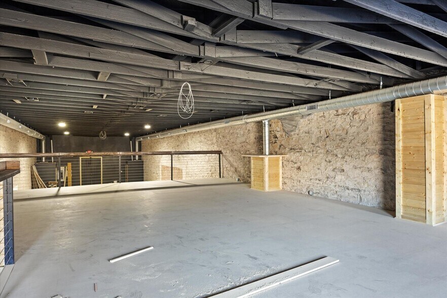 More Photos Of 114 NE Barnard St, Glen Rose Storefront For Lease