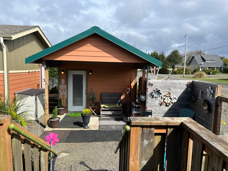 More Photos Of 1311 Bay Ave, Ocean Park General Retail For Sale