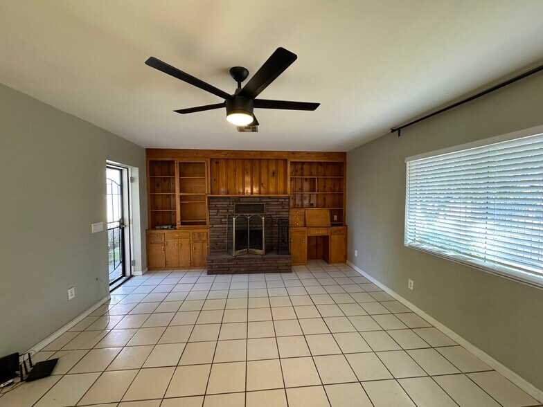 More Photos Of 2423 W Campbell Ave, Phoenix Warehouse For Lease