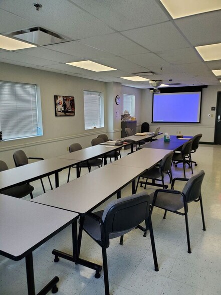 More Photos Of 2612 Kersten Ct, Kalamazoo Warehouse For Lease