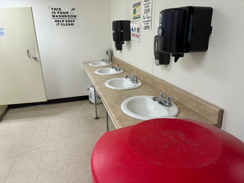 More Photos Of 100 Chamber Plz, Charleroi Supermarket For Lease